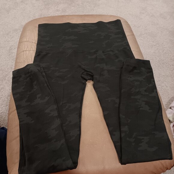 **SPANX LOOK AT ME NOW SEAMLESS GREEN CAMO PRINT LEGGINGS SIZE 1XL** - Picture 2 of 4